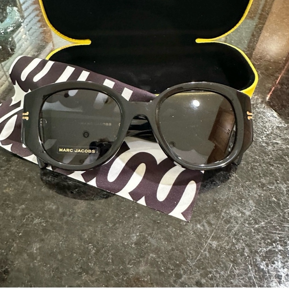 Marc Jacobs Elegant Black Sunglasses